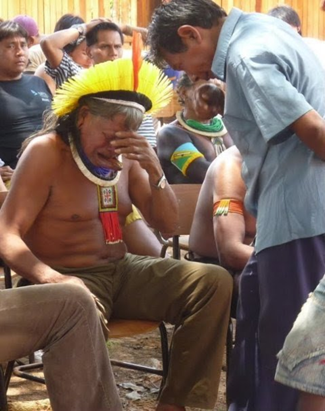 The chief Raoni cries when he learns that Brazil authorinzed the construction of the Belo Monte hydroelectric plant, after more than 600,000 signatures of protest. This is the death sentence for the peoples of Great Bend of the Xingu river, as Belo Monte dam will inundate at least 400,000 hectares of forest, an area bigger than the Panama Canal, thus expelling 40,000 indigenous and local populations and destroying habitat valuable for many species. facebook.com / Support Chief Raoni