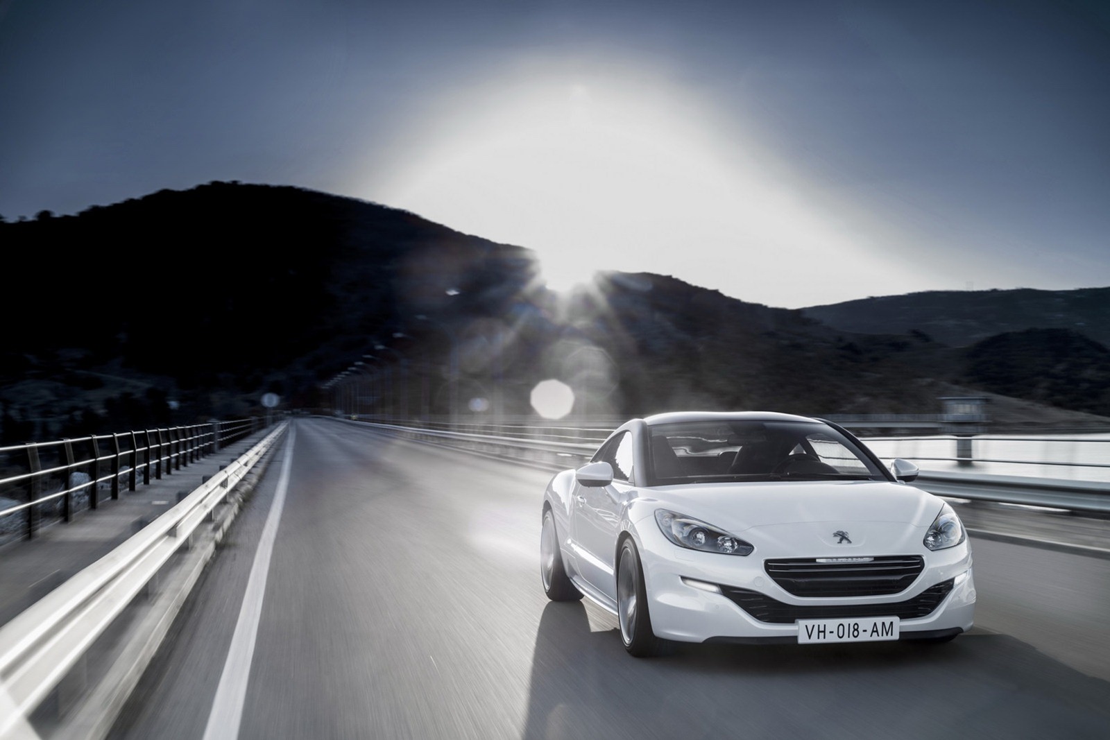 2013-Peugeot-RCZ-3[2].jpg