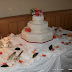 Nº149: Una base falsa para una torta de bodas de reducidas porciones. Encaje y fondant en blanco, rosas naturales.