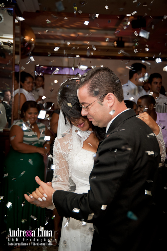 Fotos de Casamento Nívia e Daniel. Foto numero 29 do estudio L&D Producoes, do Rio de Janeiro, RJ. Andressa Lima e equipe fazem fotos de casamento (fotografias de casamentos), fotos de making-of (making of de noiva), fotos de eventos sociais, fotos de casal (ensaios fotograficos de e-session), videos de casamento (filmagem de casamentos), videos de making-of e videos de eventos sociais. Fotojornalismo e videojornalismo no Rio de Janeiro, RJ. Recepção Nívea e Daniel 07.01.2011 Casa de Festas Holywood fotos casamento rio janeiro fotografias casal rj foto eventos noiva ensaio fotografico vestidos madrinha penteados para bolos casamentos ensaios fotograficos noivas com