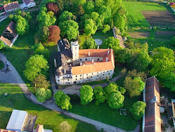 Das Schloss Police befindet sich direkt im Zentrum. Es ist ein Renaissance-Schloss, welches von der Zwingerburg im 16. Jahrhundert umgebaut wurde. Den Bau unterstützten die Herren von Tavikovice (Tajkowitz). Im 17. Jahrhundert wurde das Interieur barockisiert. Im Juli und August kann man das Schloss besichtigen. Beim Eingang des Schlosses gibt es das Besucherzentrum.
