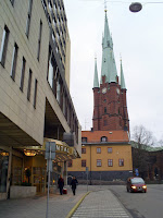 Hotellet med kyrkan i bakgrunden, gå väg till tåget