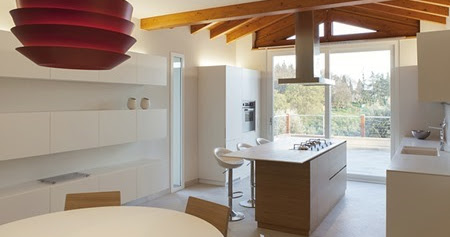 Area de Interiorismo: Cocina blanca con detalle rojo