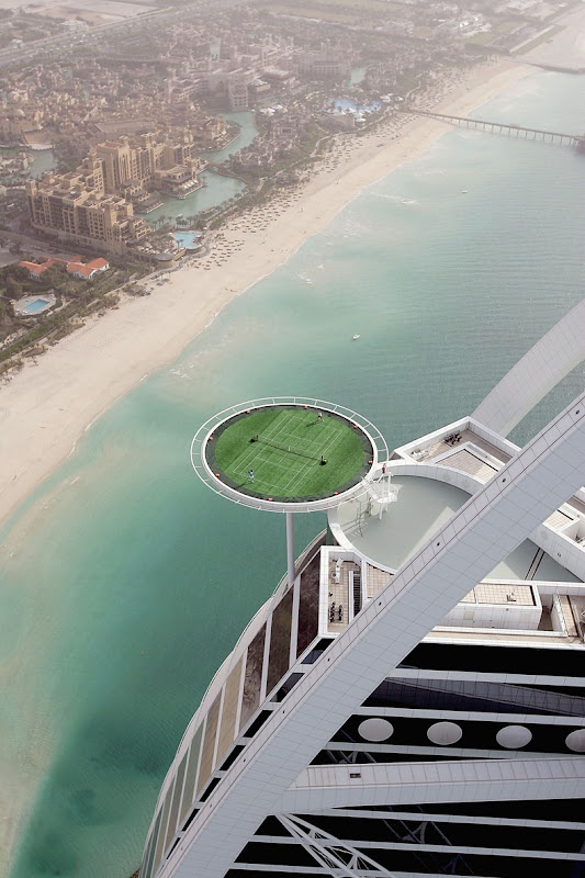 ملعب يعانق السحاب  Burjalarab-tennis-court4