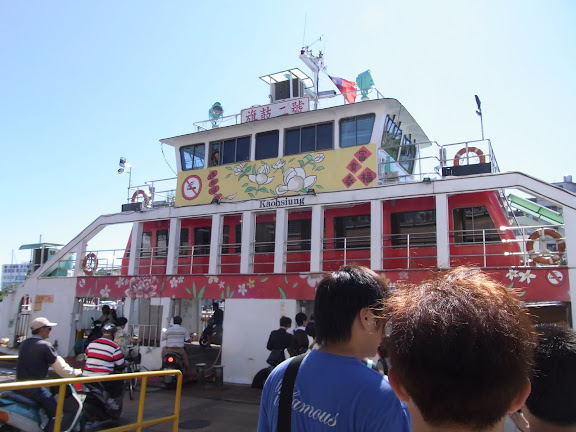 渡し船に乗ります。