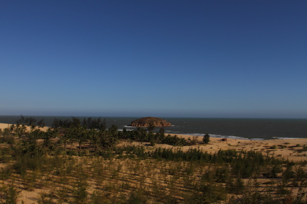 Dunes, Oasis and the Sea at Mui Ne, Vietnam Dunes, Oasis and the Sea at Mui Ne, Vietnam