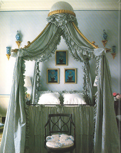 What an incredible bed, an elaborate Polonaise with a corona centrally supported on four wonderfully shaped arms.