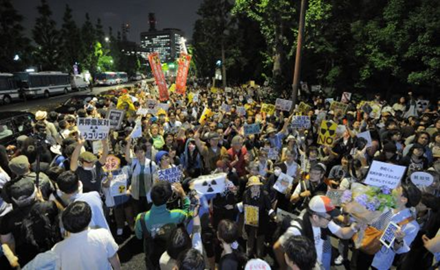 45,000 protesters demonstrate outside the Prime Minister's Office, Chiyoda ku, Tokyo, 22 June 2012. They oppose restarting the Ooi nuclear plant. Tezuka Koichiro