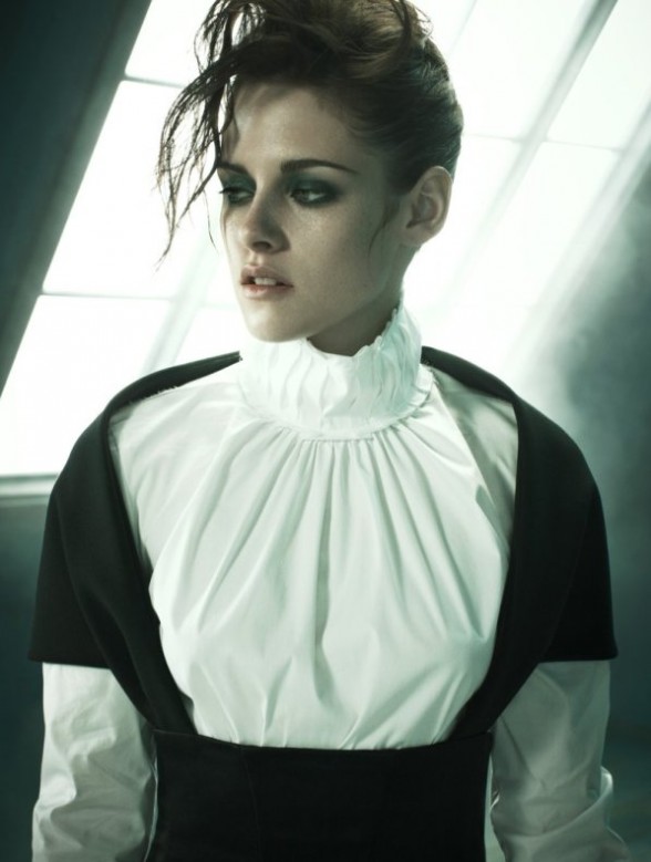 Kristen-Stewart-For-Vague-Italia-2011-588x779.jpg Kristen Stewart