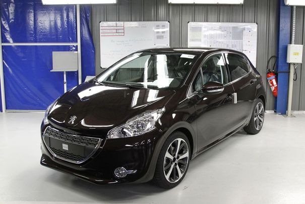[69432_a-peugeot-208-car-is-seen-at-the-psa-peugeot-citroen-plant-in-poissy%255B2%255D.jpg]