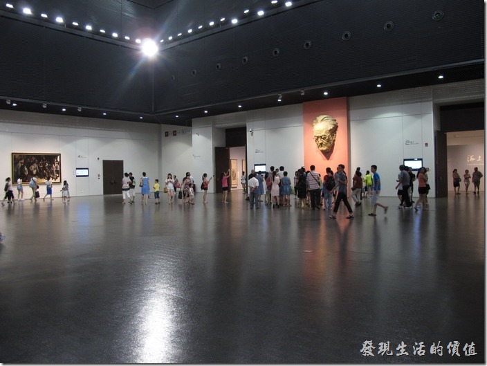 一群人站在「二十世紀的良心-巴金」的大頭塑像下品頭論足。 上海-中華藝術宮