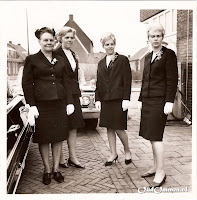 Mevrouw Steen en haar dochters Willy, Janny en Betsy in ‘bruidsuniform’.