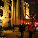 Na rua após tocar o alarme de incendio do hotel - Winnipeg, Manitoba, Canadá