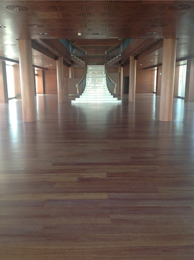 <Img src = "image.jpg" alt = "hotel las arenas, valencia, escaleras">