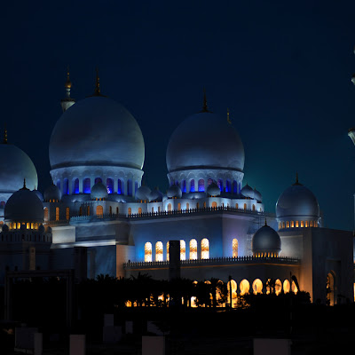 The majestic Sheikh Zayed Grand Mosque is probably the most imposing religious and national landmark in Abu Dhabi <br> © Andy Kobel<br> 4954861654.jpg