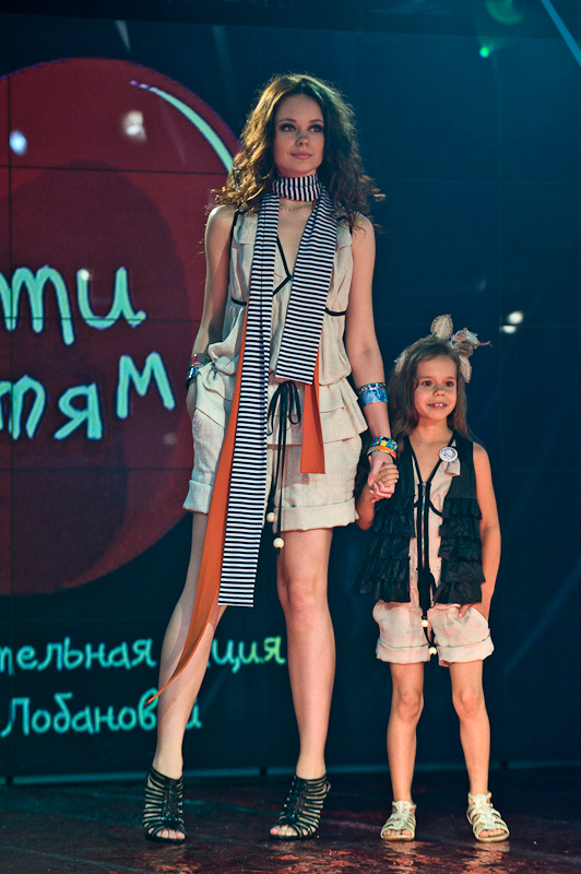 Лариса ЛОБАНОВА (показ дитячої колекції), HOLIDAY FASHION WEEK 2011 Фото Сергея Черникова