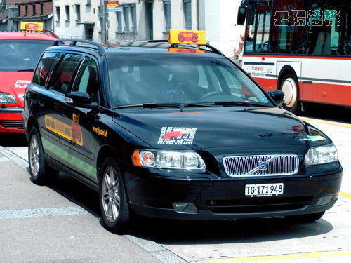 Taxi in Dubai: MW 745, Mercedes-Benz 600, Mercedes-Benz E240 Wagon, Porsche Cayenne, Porsche GTS, Toyota RAV4, Lamborghini