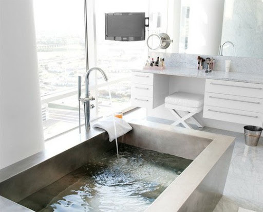 No frills in this sleek and modern bathroom. (apartmenttherapy.com)