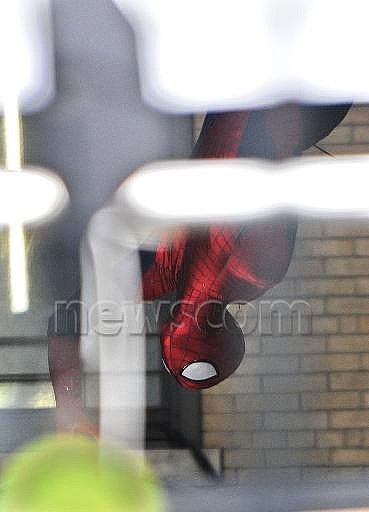 Mary Jane Meets Peter Parker in The Amazing Spider-Man 2 Set Footage 13