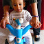 Titouan découvre le tricycle (© Za)