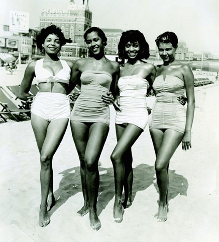 [2010-10-01-FourwomenAtlanticCityca.1960sbyJohnW.Mosley%255B5%255D.jpg]