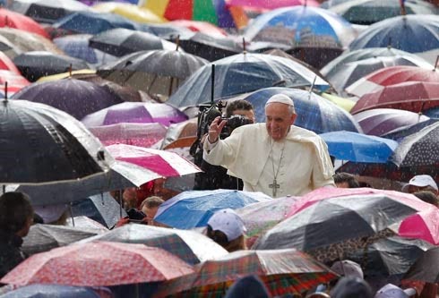 [1018_pope__umbrellas1%255B4%255D.jpg]