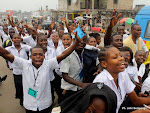 Quelques élèves finalistes, célèbrent la fin de la dernière épreuve de l'examen d'Etat ce 23/06/2011 à Kinshasa. Radio Okapi/ Ph. John Bonmpengo