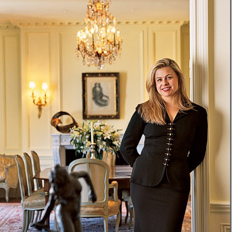ALEXA HAMPTON Visits The Skirted Roundtable