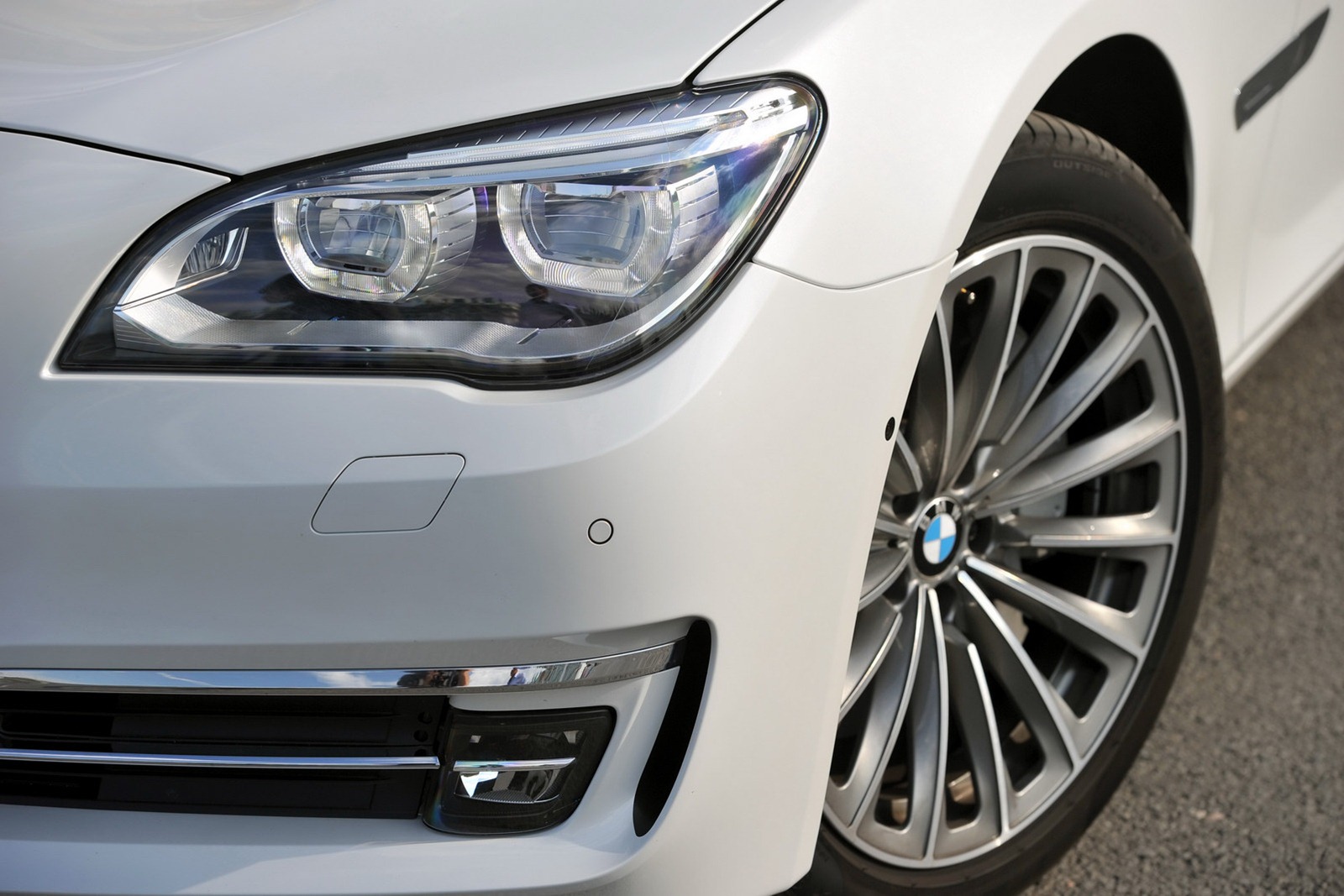 [2013-BMW-7-Series-41%255B5%255D.jpg]