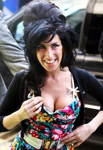 [amy-winehouse-arrives-city-of-westminster-magistrates-court-02%255B2%255D.jpg]