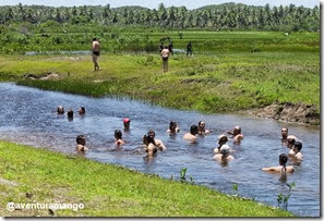 Grupo se diverte nas águas do Rio Gabriel, em Nísia Floresta