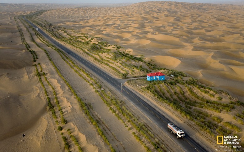  Cùng nhìn qua đường quốc lộ xuyên sa mạc dài nhất thế giới