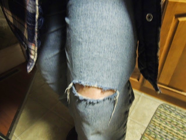 [116.Torn-jeans4.jpg]