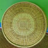 籐で作ったお盆。5種類の籐が使われている / A rattan tray made of five different kinds of rattan vines