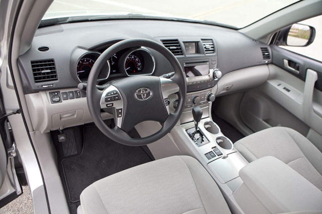 [2011-Toyota-Highlander-interior%255B2%255D.jpg]