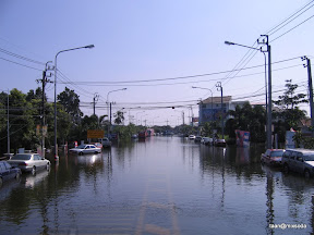 พ่อพู่กันกลับบ้านไปเตรียมบ้านให้พร้อมรับน้ำระลอกใหญ่ที่กำลังจะมา