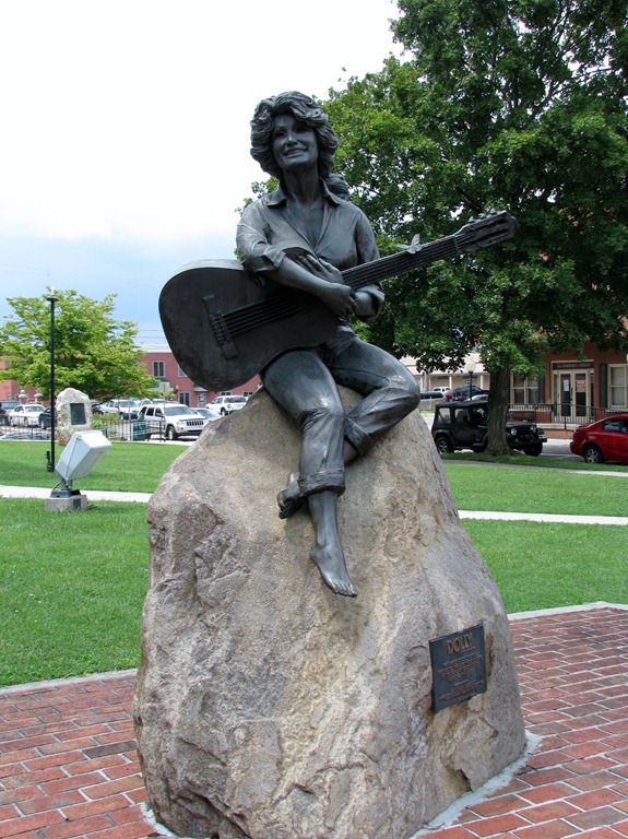 [9985%2520Tennessee%2520-%2520Sevier%2520County%2520Courthouse%252C%2520Sevierville%2520-%2520Dolly%2520Parton%2520Statue%255B3%255D.jpg]