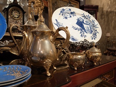 Antiques骨董舊貨 Antiques骨董舊貨