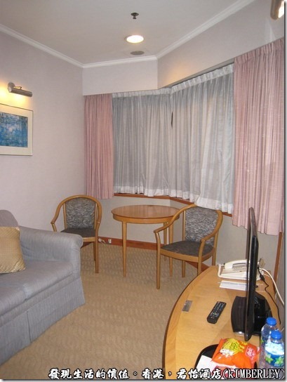 君怡酒店_KIMBERLEY_HOTEL，臥房內還有一張沙發以及小茶几。 