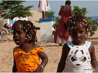 KALEMIE.  LA BONANA, Enfants sur la plage. Radio Okapi/François-Xavier MYBE