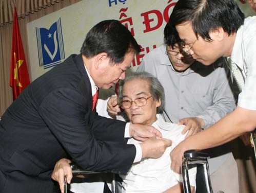 Chủ tịch nước Nguyễn Minh Triết  trao tặng danh hiệu Anh hùng Lao động cho nhà văn Sơn Tùng