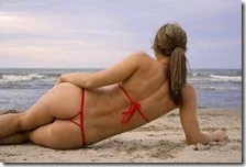 Una donna in spiaggia