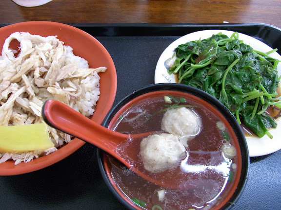 お昼ご飯。鶏肉飯と、モロヘイヤのおひたし、魚丸湯。