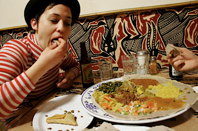 Ven que si le gusto? La comida etiope se come con la mano.