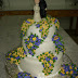 Nº110.- Terminacion en fondant extendido blanco, flores de azucar moradas y amarillas.