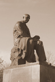 Памятник Серафимовичу