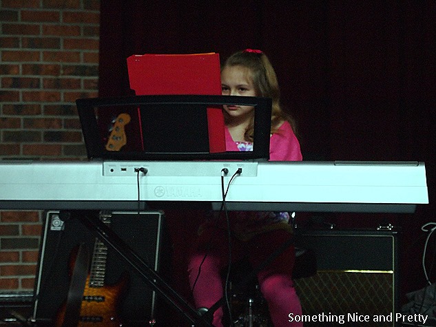 [Alex%2520sings%2520%2526%2520Chalkboard%2520011%255B9%255D.jpg]