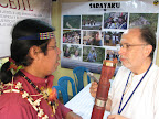 Post press-conference, Sarayaku president José Gualinga spoke with a Notimex reporter. Photo: Andrew Miller / Amazon Watch