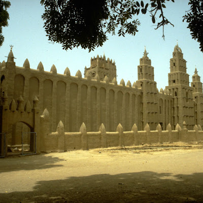 Façade of the long qibla wall with its three minarets 1.jpg
