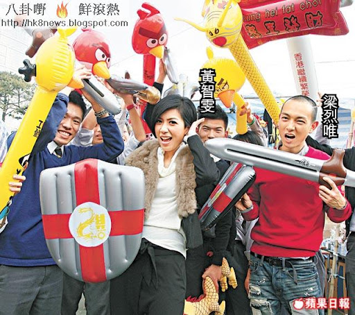 無綫劇《缺宅男女》的關二哥梁烈唯和關二嫂黃智雯,昨日行維園年宵市場,大受學生歡迎。